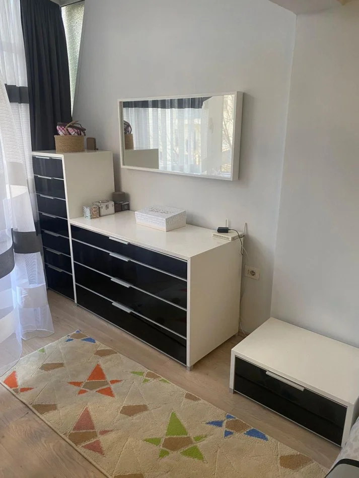 Tirane, jepet me qera apartament 2+1 , 500 €