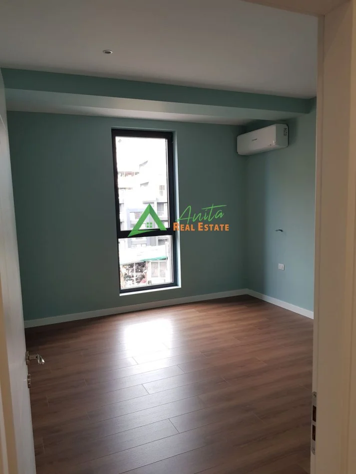 Tirane, jepet me qera zyre Kati 4, 112 m² 1.000 € (Rruga e Barrikadave)