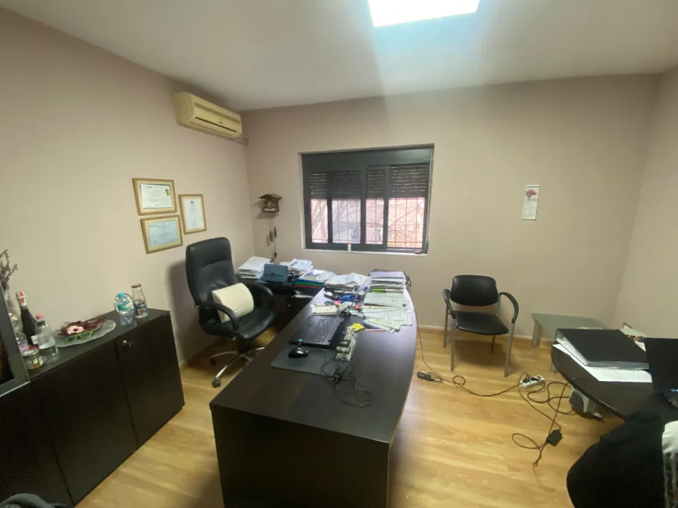 Tirane, jepet me qera dyqan Kati 3, 450 € (rruga myslym shyri)