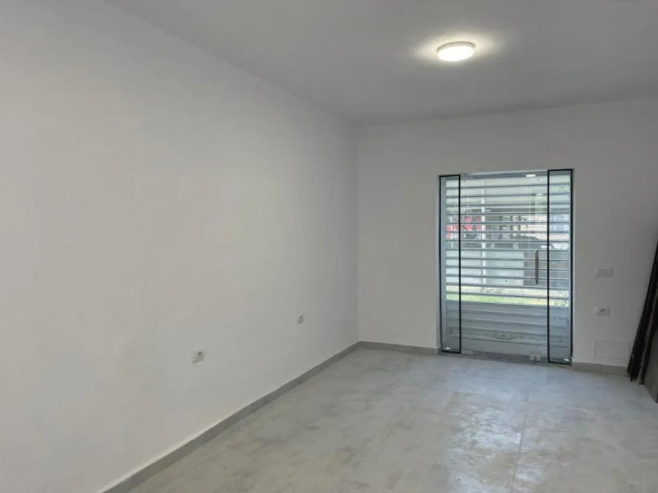 Tirane, jepet me qera Kati 0, 70 m² 800 € (Stadiumi Dinamo)