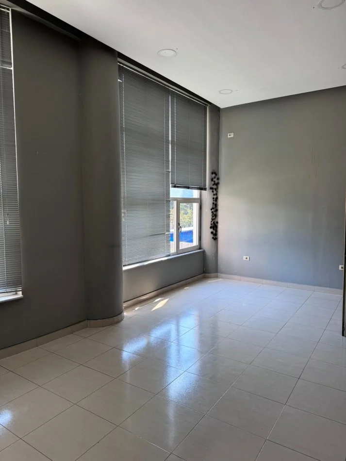Tirane, jepet me qera ambjent biznesi Kati 1, 51 m² 500 € (rruga Sami Frasheri)