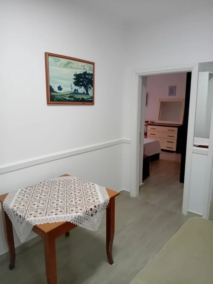 Tirane, jepet me qera apartament 1+1 Kati 1, 70 m² 500 € (PAZARI I RI)