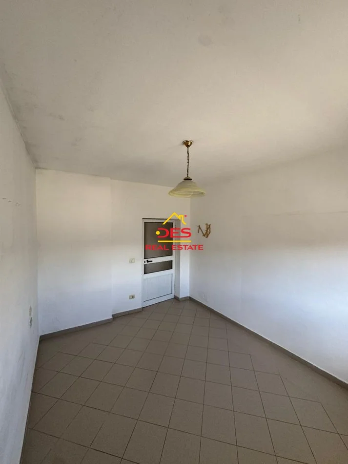 Vlore, jepet me qera apartament 1+1+Ballkon Kati 5, 80 m² 180 € (Rruga Lef Sallata)