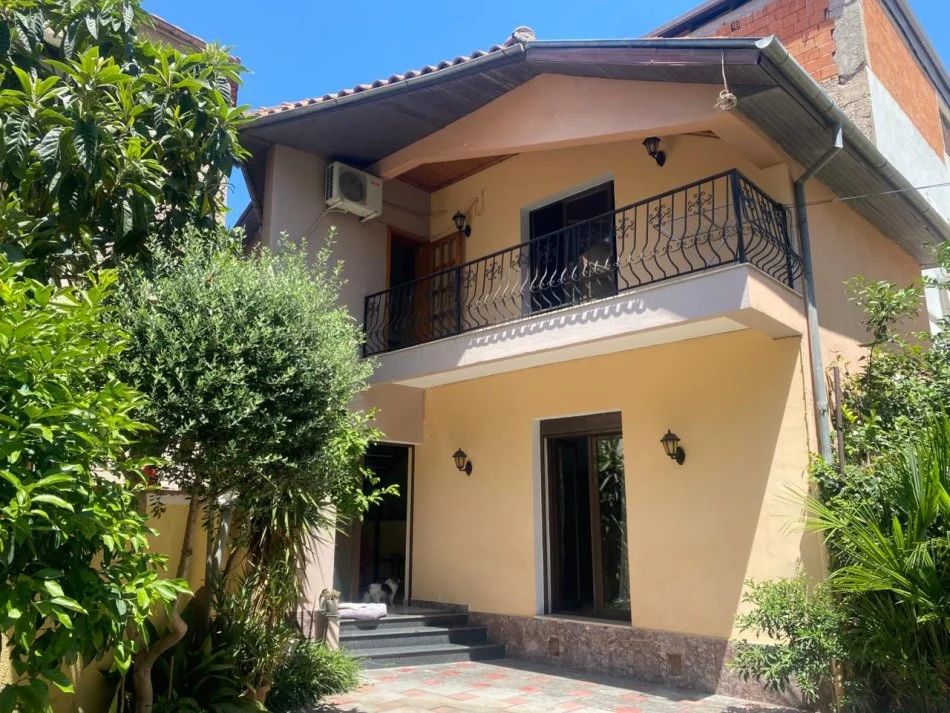 Tirane, jepet me qera apartament 2+1+Ballkon Kati 2, 90 m² 550 €