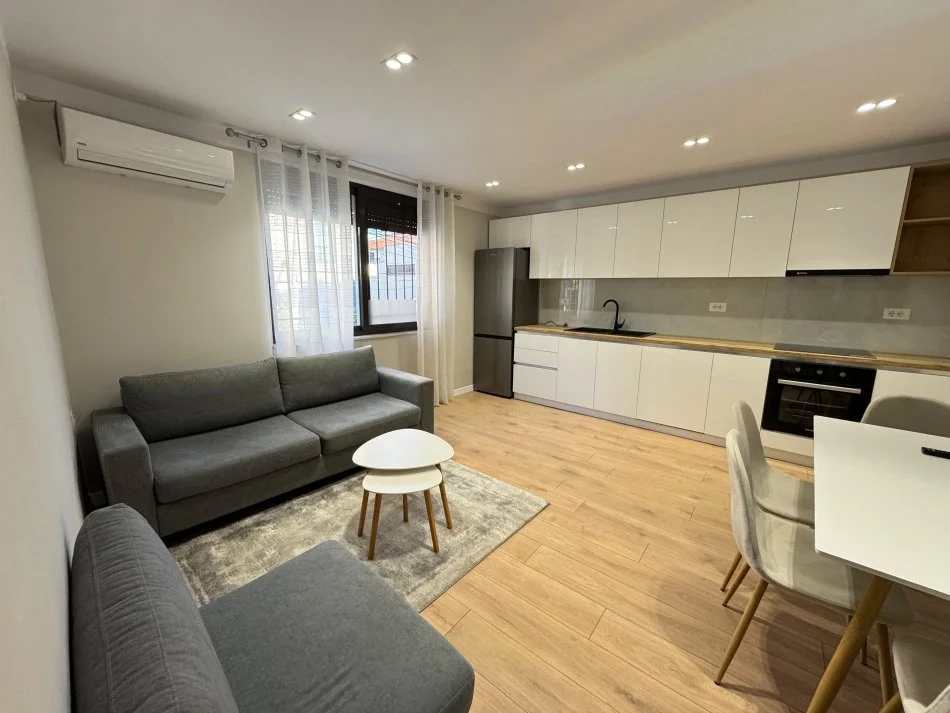 Tirane, jepet me qera apartament 2+1 Kati 2, 88 m² 600 € (Rruga qemal stafa ,shkolla e kuqe)