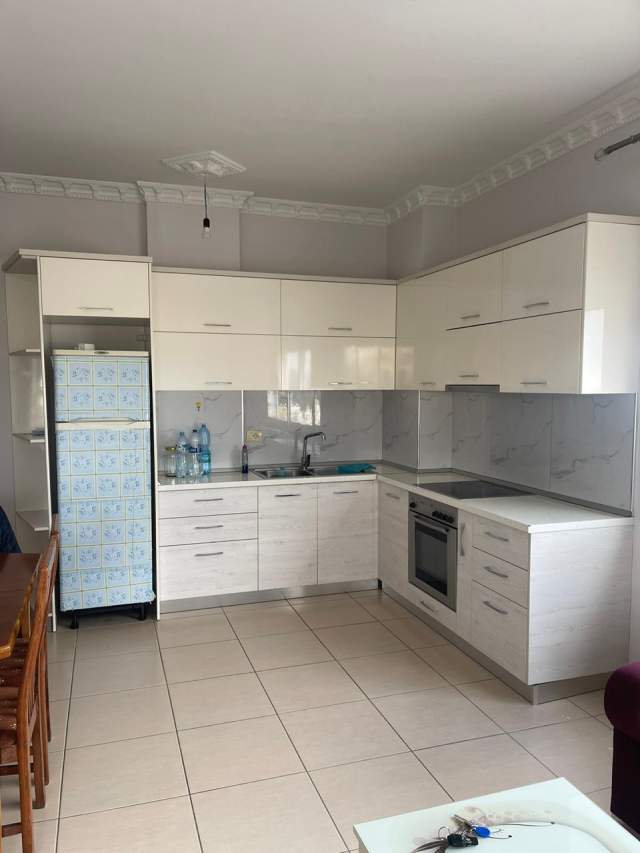 Tirane, jepet me qera apartament 2+1+BLK Kati 6, 83 m² 330 Euro (rruga e Dajtit)