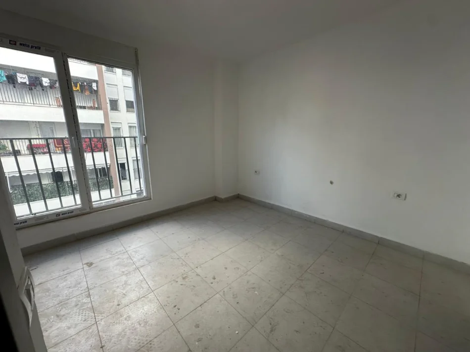 Tirane, jepet me qera apartament 2+1+Ballkon Kati 3, 100 m² 450 € (Rryga 5 Maji)