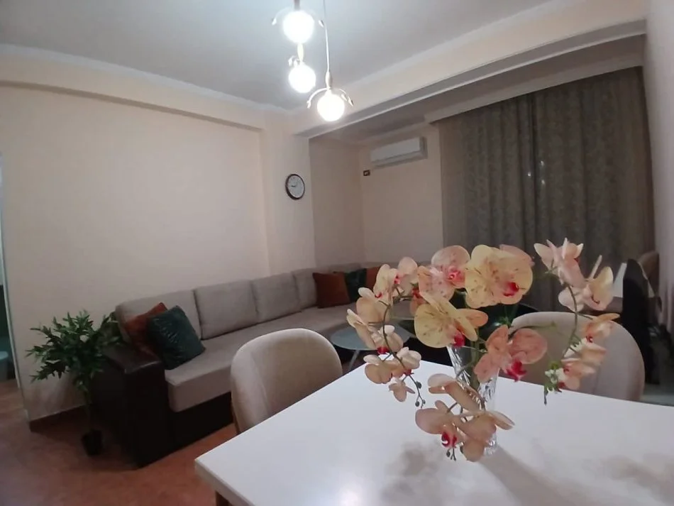 Tirane, jepet me qera apartament 1+1 Kati 2, 75 m² 500 € 