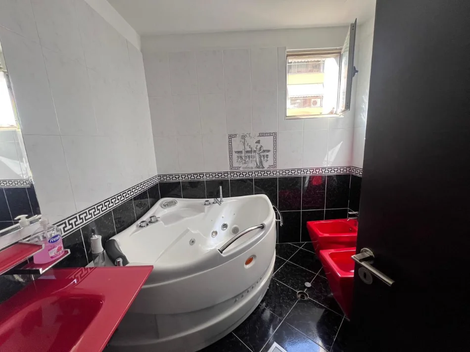 Tirane, shitet apartament 3+1+Ballkon Kati 4, 140 m² 355.000 € (Komuna e Parisit)