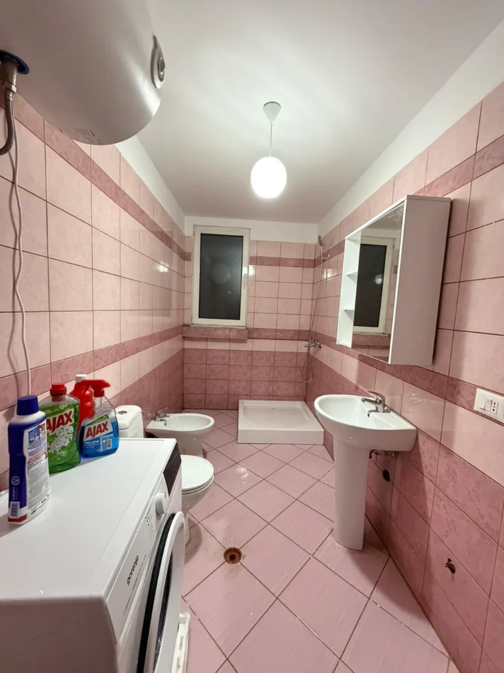 Tirane, jepet me qera apartament 1+1 Kati 8, 70 m² 450 € (Astir)