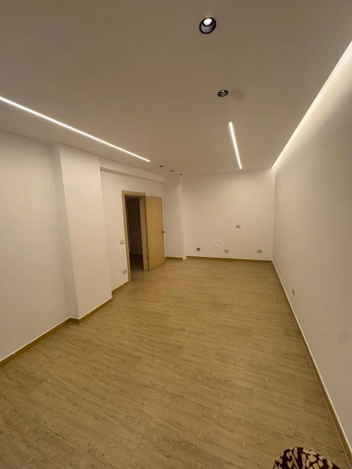 Tirane, jepet me qera zyre Kati 1, 60 m² 700 € (Rruga Myslym Shyri)
