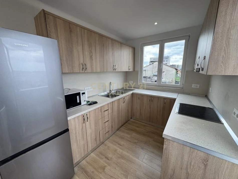 Tirane, jepet me qera apartament 2+1+Ballkon Kati 4, 84 m² 600 € (Rruga e Dibres)