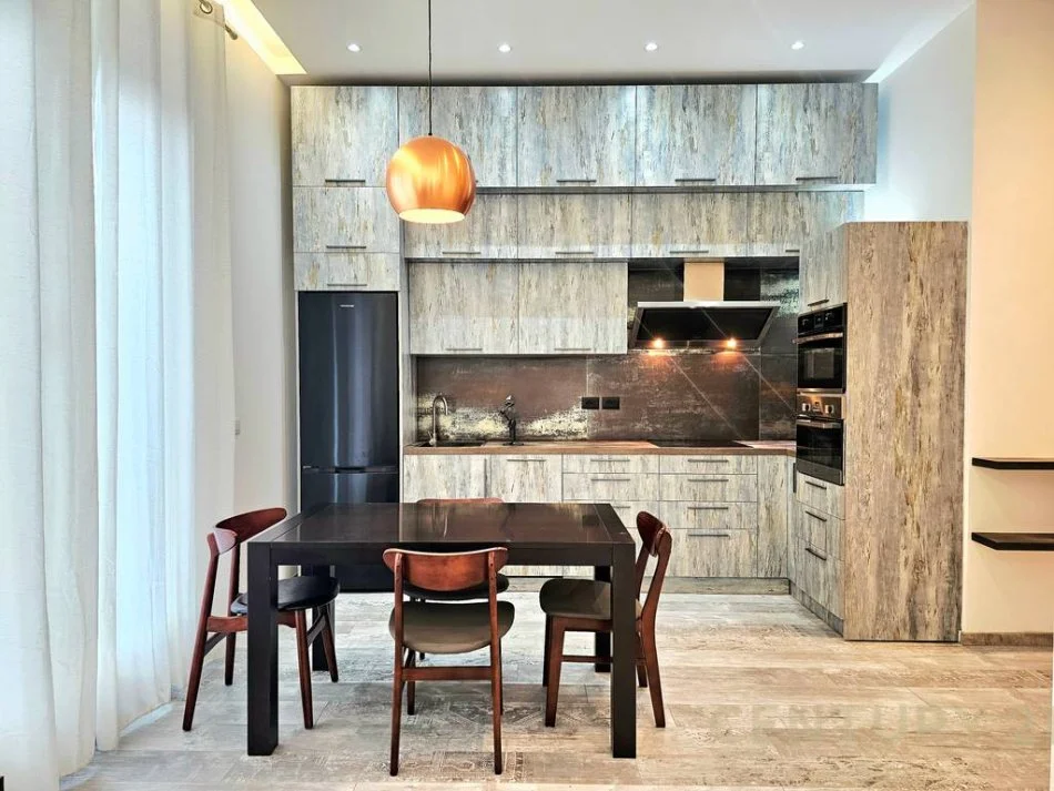 Tirane, jepet me qera apartament 1+1 , 70 m² 550 € (Prane Kopshtit Zoologjik)