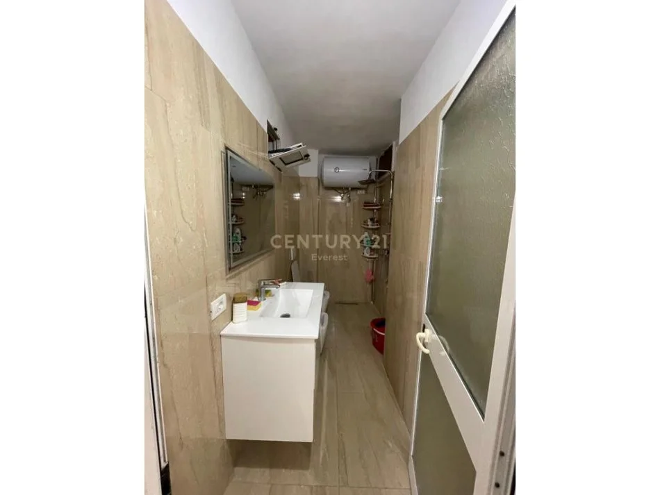 Tirane, jepet me qera apartament 2+1+Ballkon Kati 1, 75 m² 550 € (Brryli)