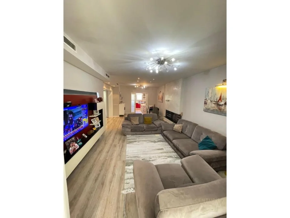 Tirane, shes apartament 3+1 Kati 4, 180 m² 320.000 € (21 dhjetori)
