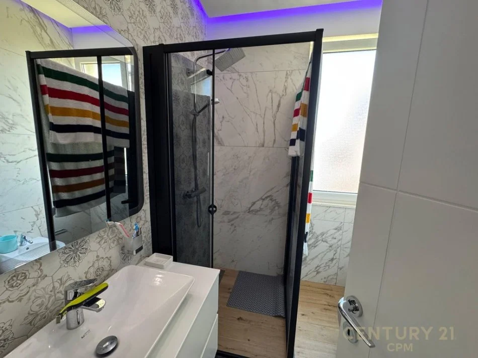 Tirane, shes apartament 1+1 Kati 3, 133 m² 325.000 € (liqenii thate)