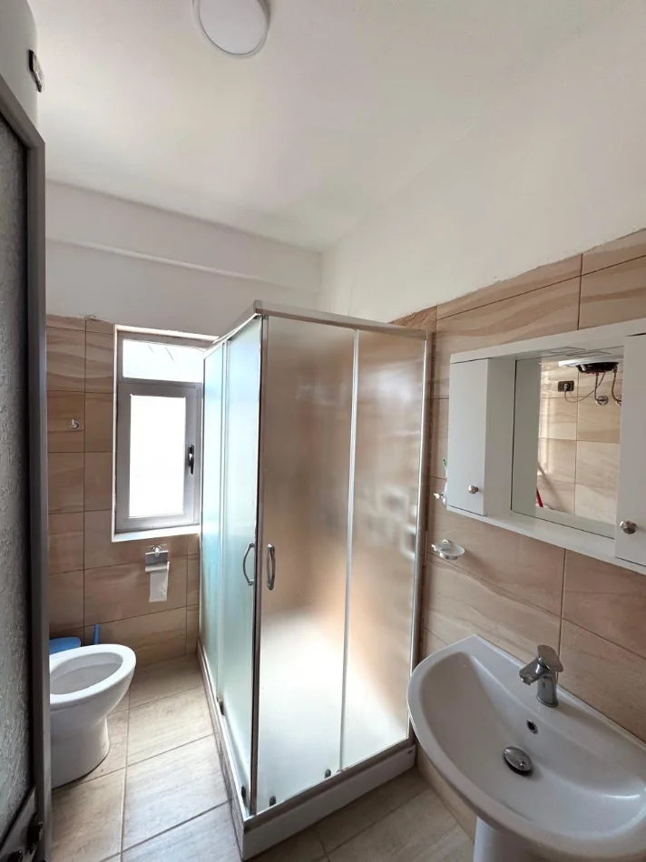 Shengjin, jepet me qera apartament 1+1+Aneks+Ballkon Kati 3, 50 € (Rruga kryesore)