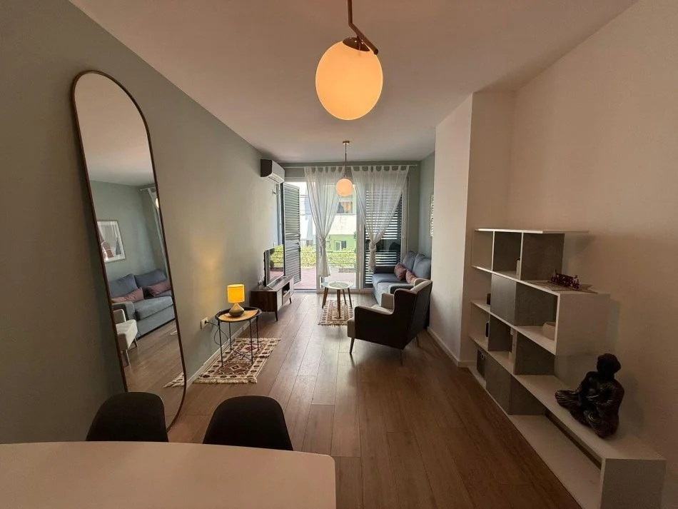 Tirane, jepet me qera apartament 1+1+Ballkon Kati 2, 53 m² 550 € (kodra e diellit)