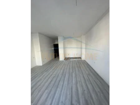 Tirane, jepet me qera garsonier 1+1 Kati 1, 42 m² 350 € (UNAZA E RE)