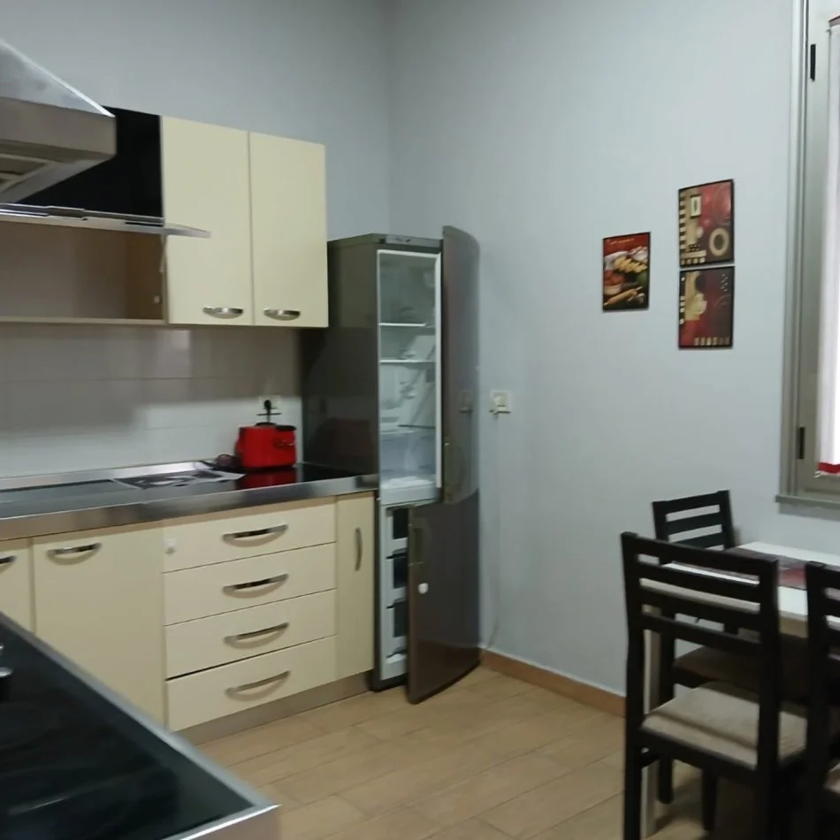 Tirane, jepet me qera apartament 3+1+Aneks+Ballkon Kati 2, 145 m² 1.400 € (Nobis)