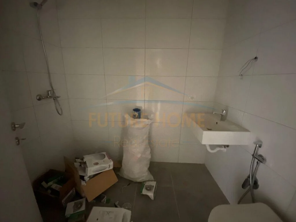 Shitet, Garsoniere, 21 Dhjetori, Tiranë. Cmimi 95,000euro