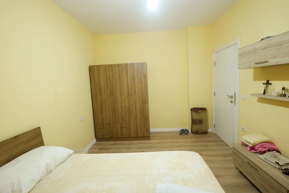 Tirane, jepet me qera apartament 1+1 Kati 4, 55 m² 300 € (Hotel Gaxherri ne Fresk)