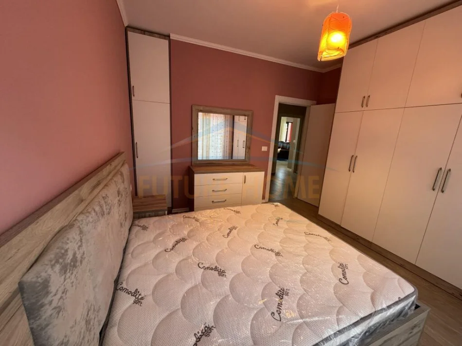 Tirane, jepet me qera apartament 1+1 Kati 2, 73 m² 600 € (Apartament 1+1+Post Parkimi, Kodra e Diellit)