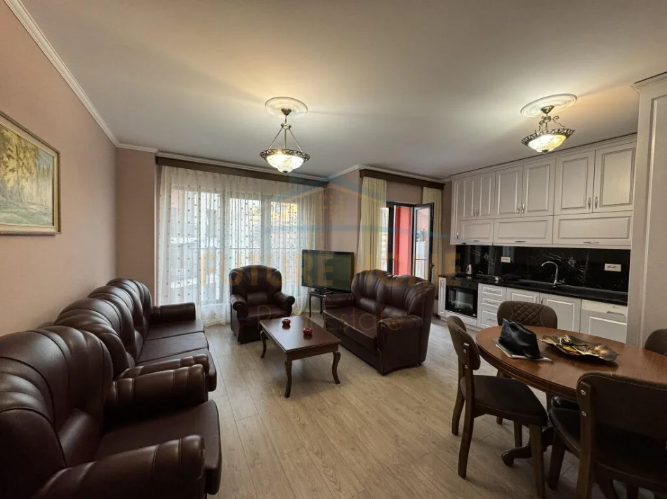 Tirane, jepet me qera apartament 1+1 Kati 2, 73 m² 600 € (Apartament 1+1+Post Parkimi, Kodra e Diellit)