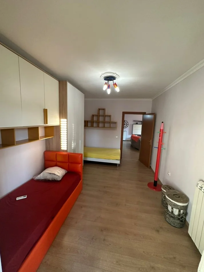 Tirane, jepet me qera apartament 2+1+Ballkon Kati 1, 117 m² 650 € (ptoptani)