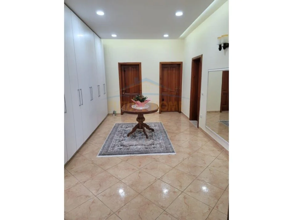 Tirane, jepet me qera apartament 2+1 Kati 0, 750 m² 750 € (Sauk)