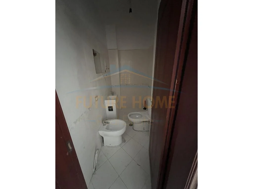 Qera, Apartament 2+1+2, Unaza e Re, Tiranë.UNA38257
