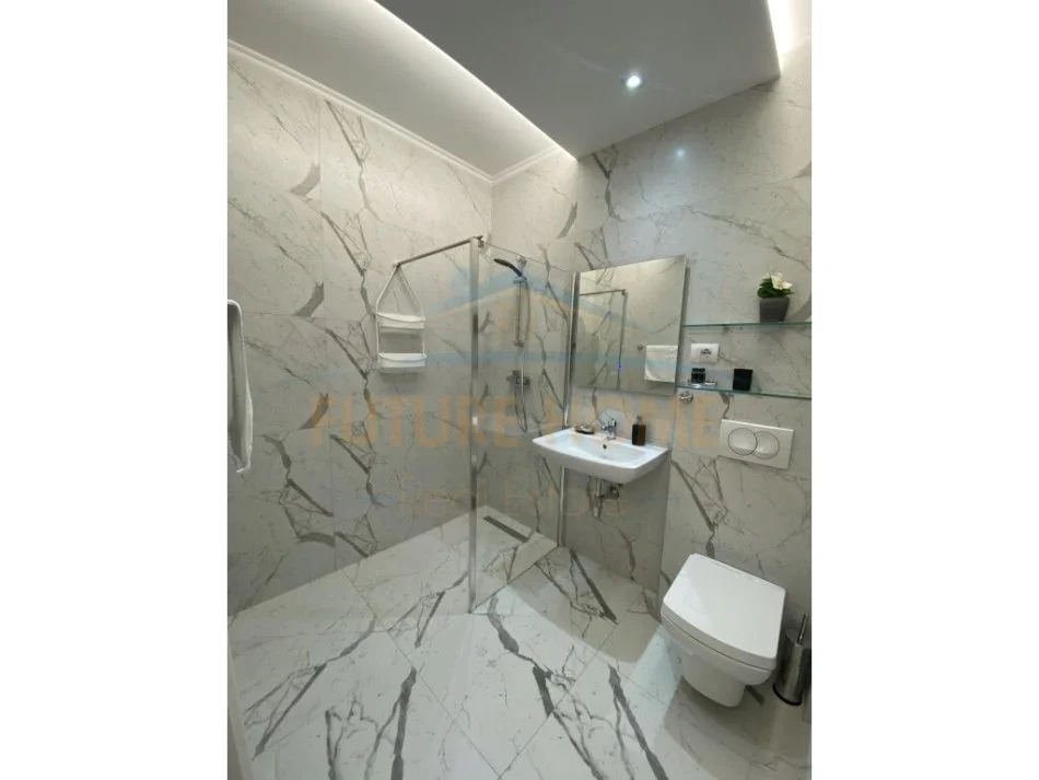 Tirane, jepet me qera apartament 1+1 Kati 3, 77 m² 1.000 € (Qender, Tirane)