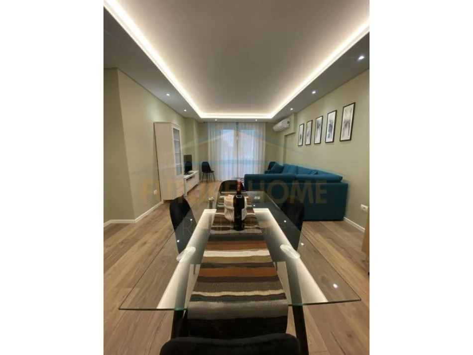 Tirane, jepet me qera apartament 1+1 Kati 3, 77 m² 1.000 € (Qender, Tirane)