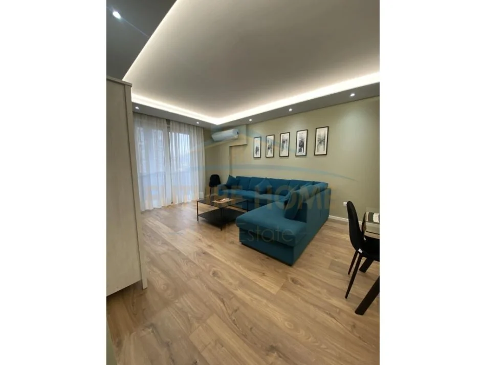 Tirane, jepet me qera apartament 1+1 Kati 3, 77 m² 1.000 € (Qender, Tirane)
