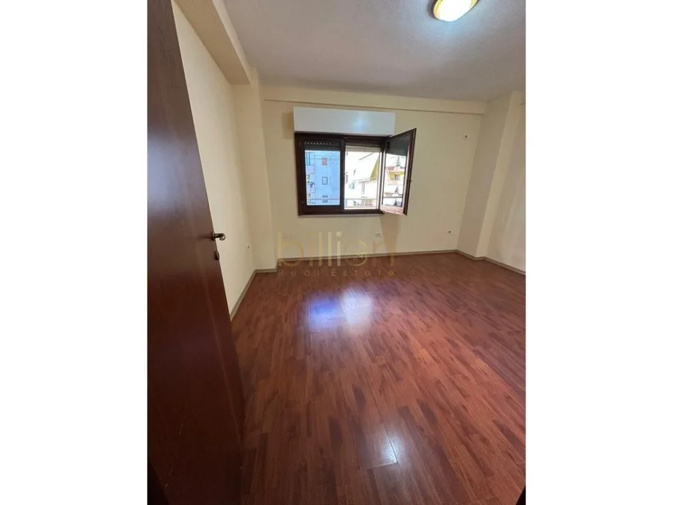 Tirane, jepet me qera , 118 m² 700 € (Komuna Parisit)