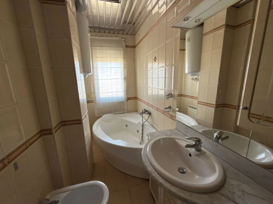 Tirane, jepet me qera apartament 2+1 Kati 9, 125 m² 800 € 