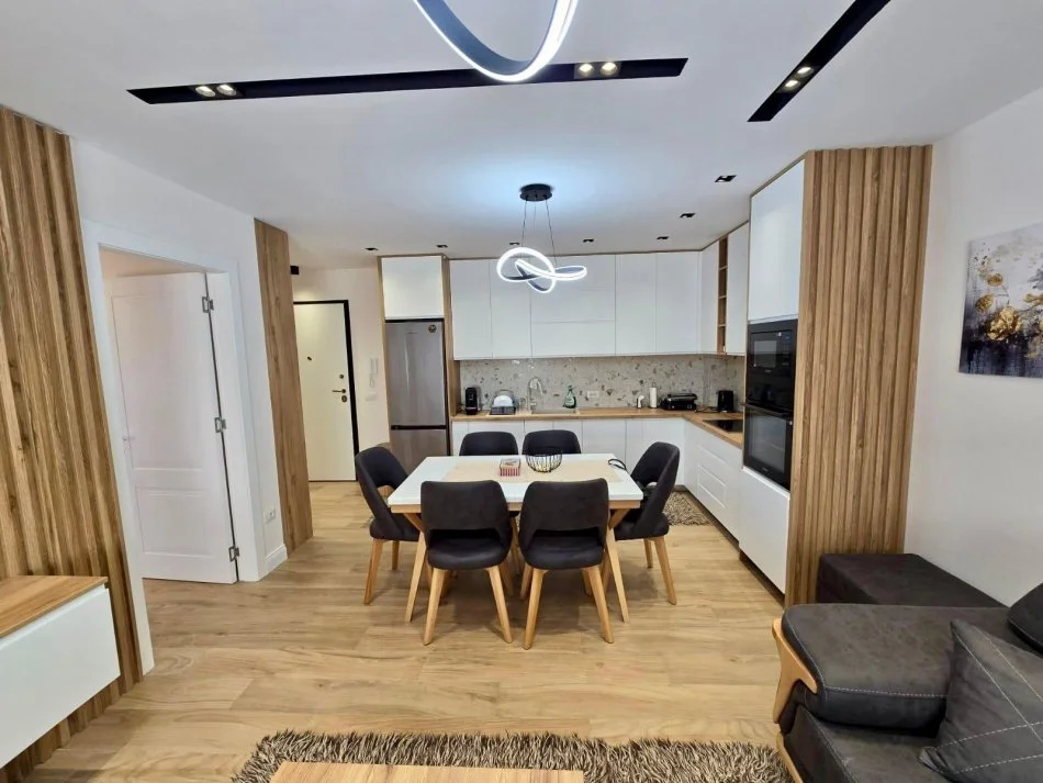 Tirane, jepet me qera apartament 1+1+Ballkon Kati 1, 68 m² 600 € (Rruga Xhebrahimet)