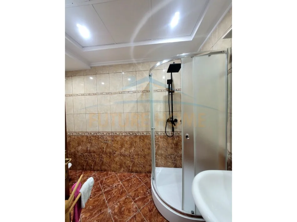 Tirane, jepet me qera apartament 2+1+Ballkon Kati 5, 115 m² 800 € (21 Dhjetori)