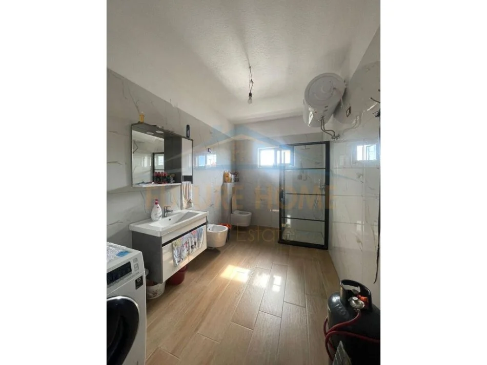 Durres, shitet Vile 5+1+Aneks+Ballkon, Kati 0, 400 m² 480,000 € (ARAPAJ,DURRES)