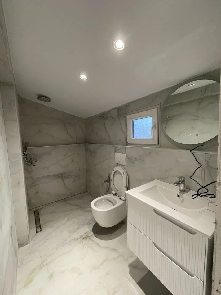 Tirane, jepet me qera apartament 1+1+Ballkon Kati 4, 60 m² 500 € (Artan lenja)