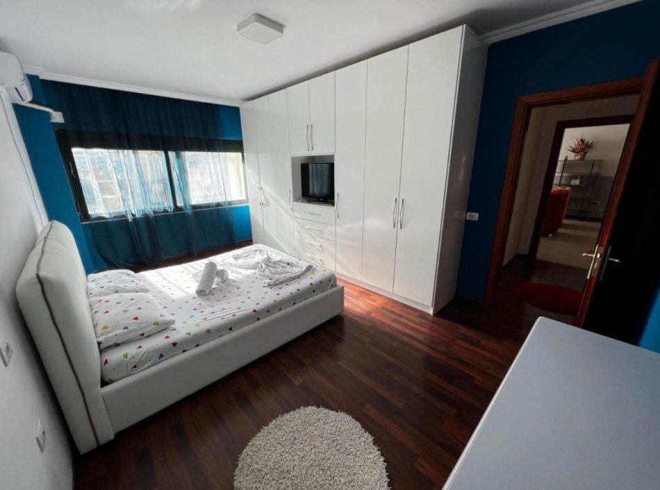 Tirane, jepet me qera apartament 2+1+Ballkon Kati 4, 112 m² 800 € (Myslym Shyri)