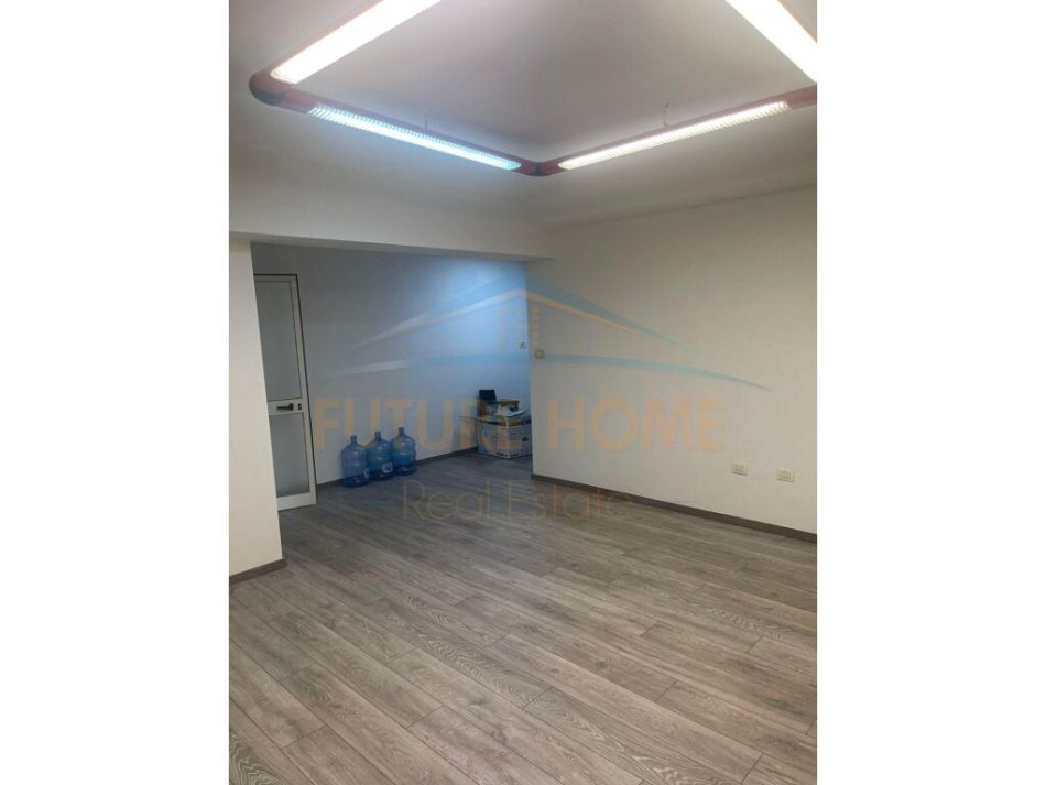 Tirane, jepet me qera zyre Kati 1, 86 m² 1.000 € (Qendër)