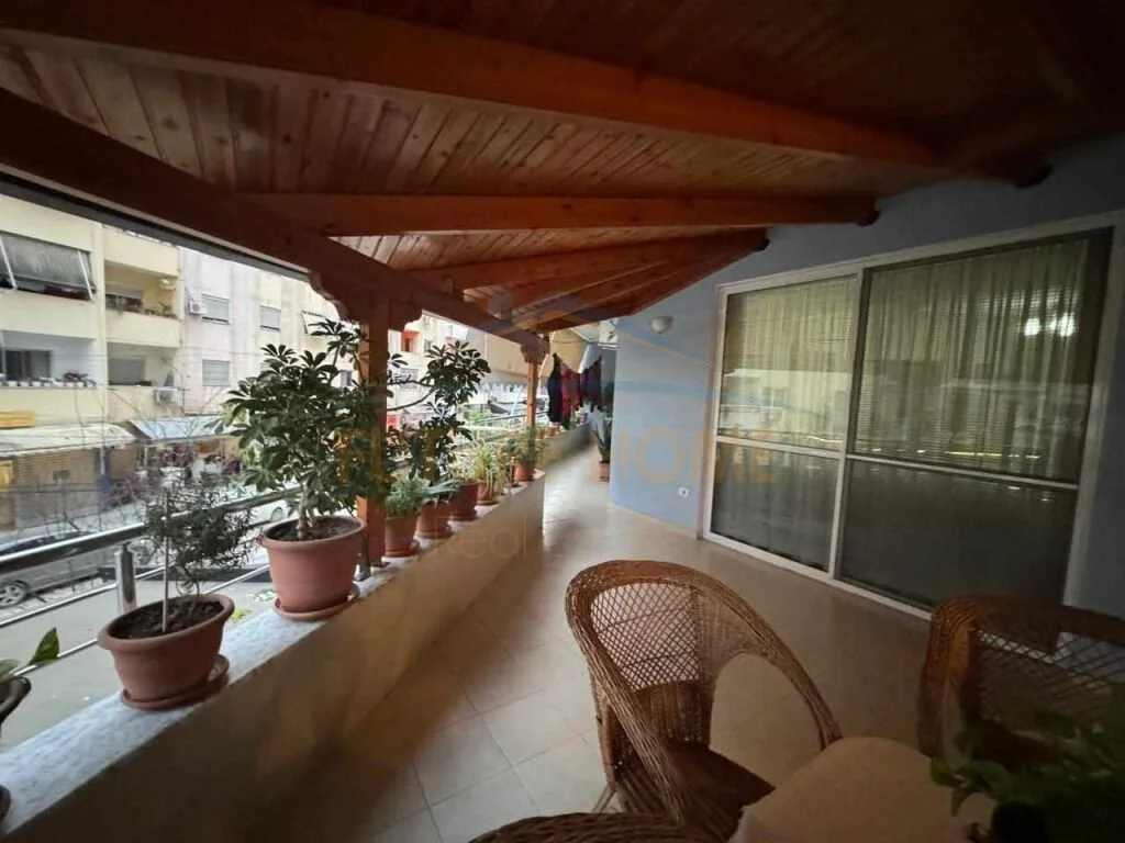 Shitet, Apartament 3+1+2+Depo, Unaza e Re, Tiranë UNA38389