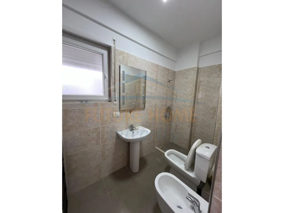 Tirane, jepet me qera apartament 2+1 Kati 3, 89 m² 450 € (Kopshti Botanik)