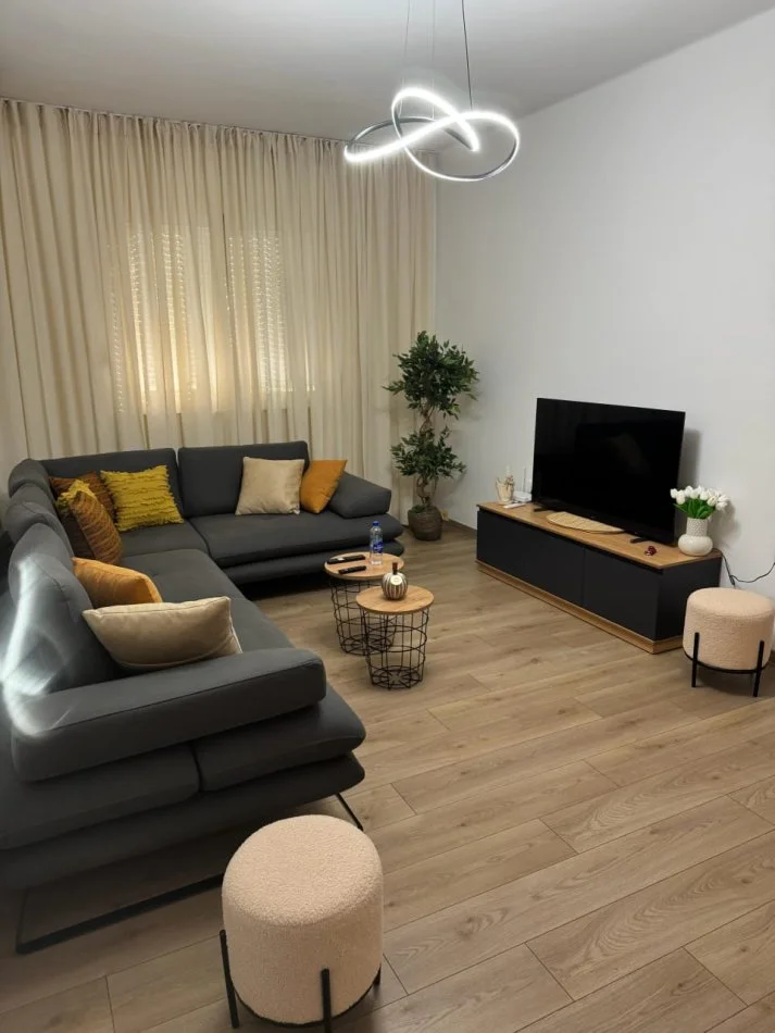 Tirane, jepet me qera apartament 2+1+Aneks+Ballkon Kati 2, 90 m² 950 € 