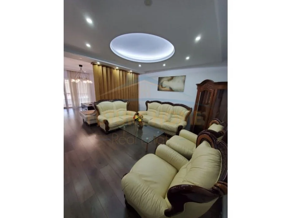 Tirane, jepet me qera apartament 2+1 Kati 6, 157 m² 1.000 € 