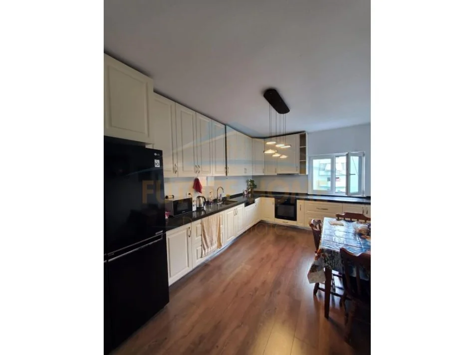 Tirane, jepet me qera apartament 2+1 Kati 6, 157 m² 1.000 € 