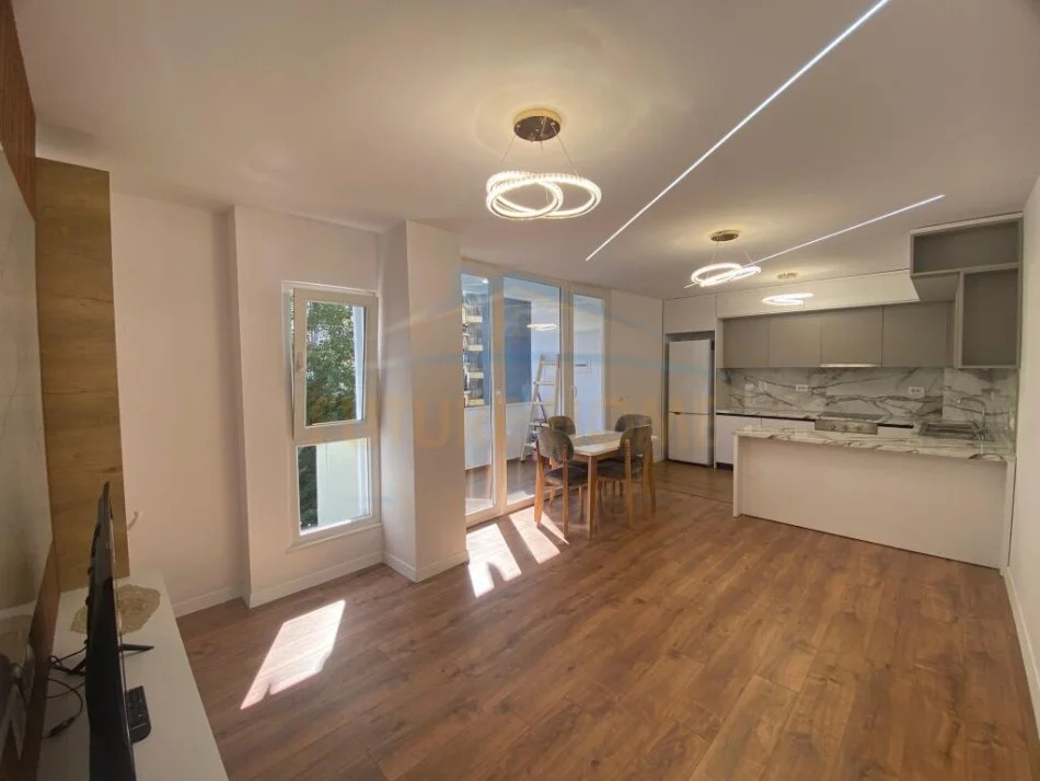 Qera, Apartament 2+1, 21 Dhjetori
800 €