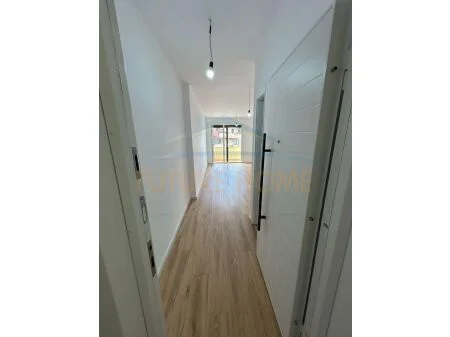 Shitet, Garsionere, Rruga e Elbasanit.UNA38575