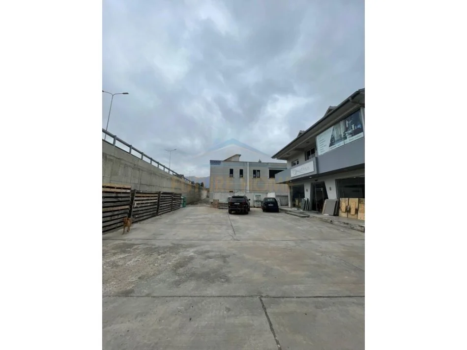 Tirane, jepet me qera , 1.130 m² 3.500 € 